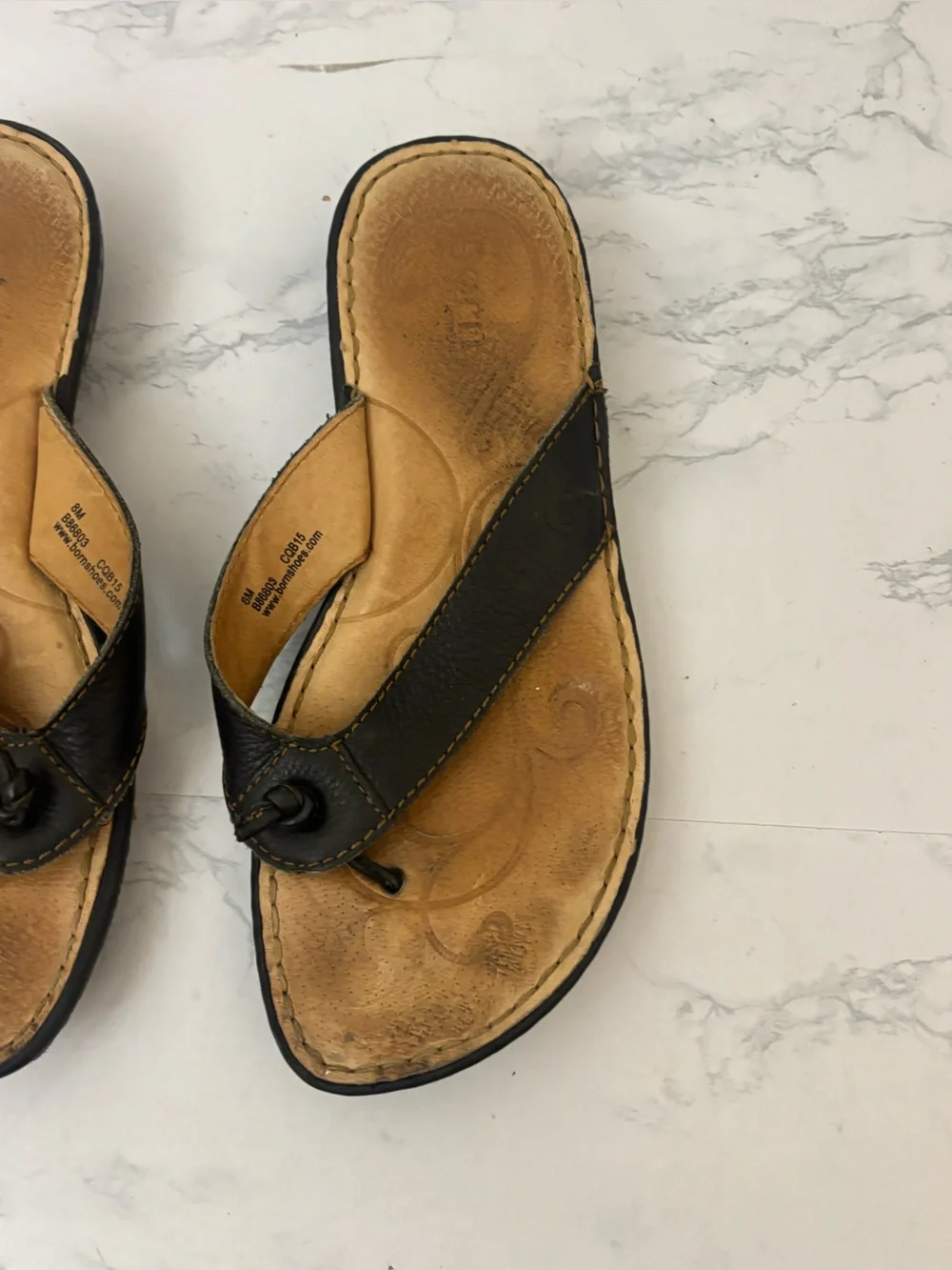 Born Womens Size 8/39 Thong Flip Flop Sandals Black Leather Opanka Slides B86803